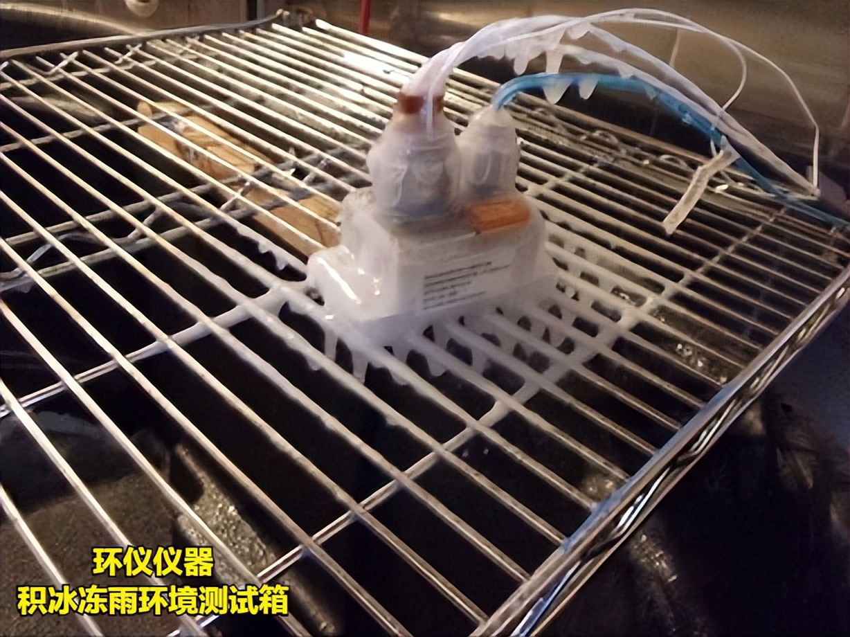積冰凍雨環(huán)境測試箱如何實現(xiàn)結(jié)冰？(圖3)